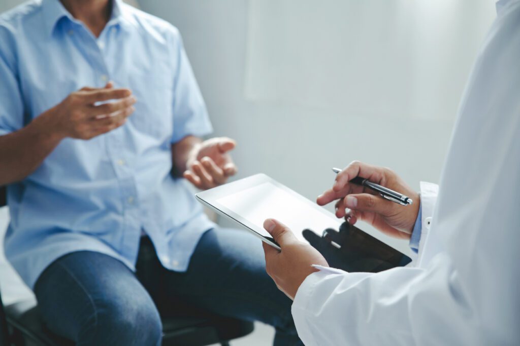 Doctor talking to patients are explaining the treatment of a patient's illness 